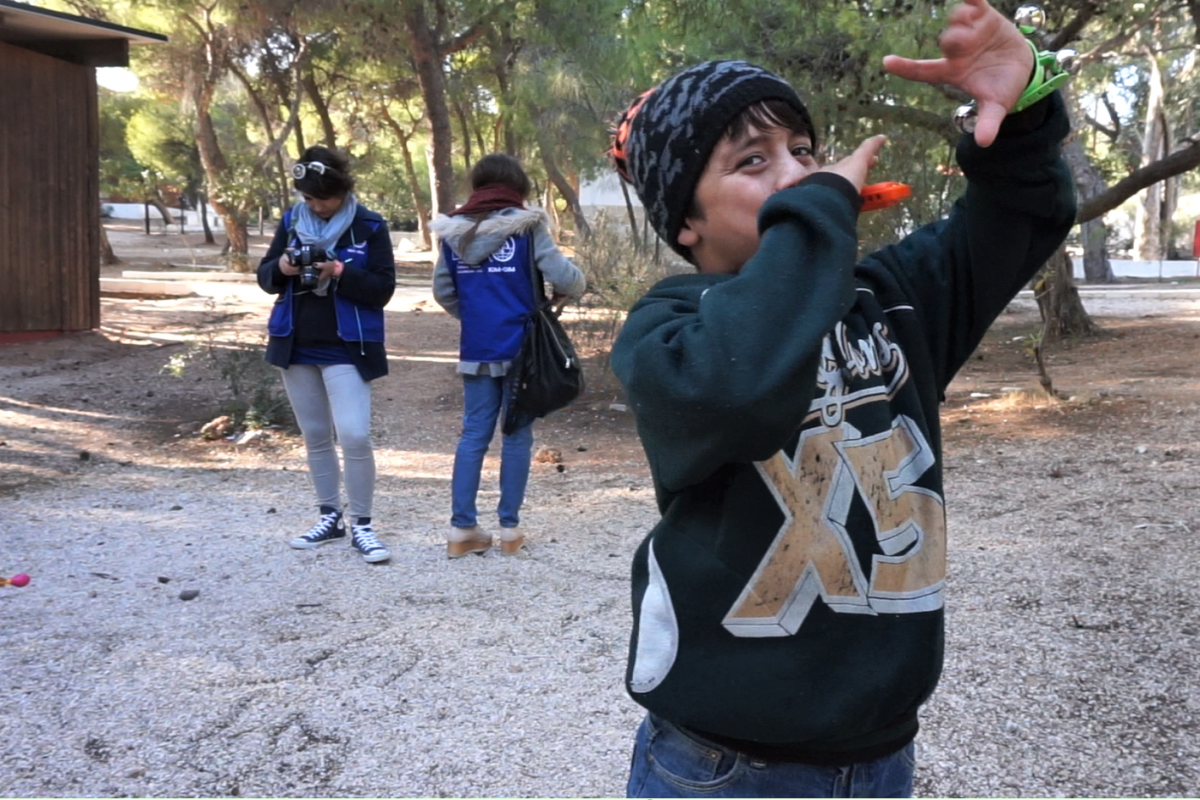 Joan,12 jugant al Centre d'Accommodació per a Refugiats a Lavrio, Attiki