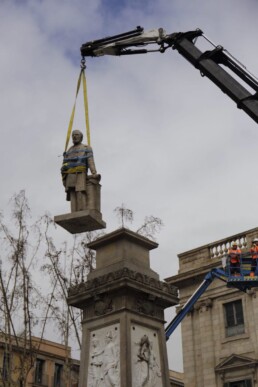  Retirada de la estatua del negrero Antònio López en Barcelona, 2018(Twitter / Ayuntamiento de Barcelona)